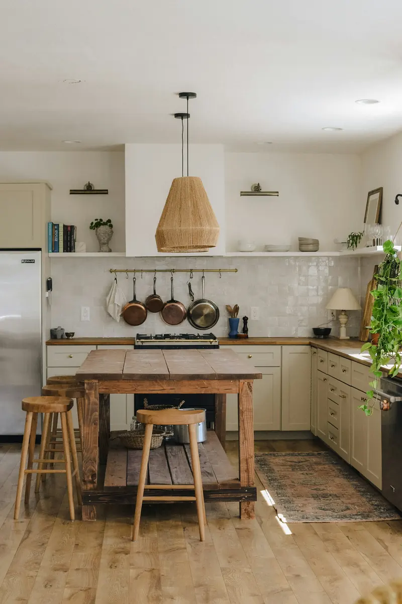 Cocina de estilo rústico con isla de madera y lámpara de fibra