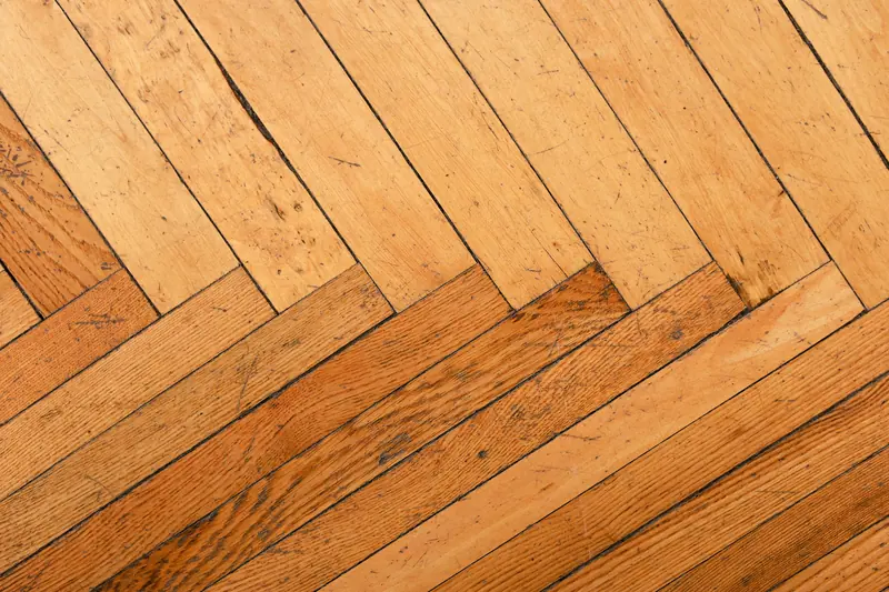 Suelo de madera colocado en espiga